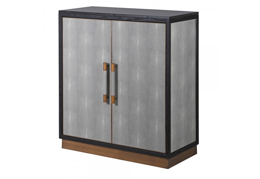 Luxusní moderní nízká barová skříňka Otawa z dubového dřeva s šedým koženým povrchem a černou vrchní deskou dvoudveřová se dvěma vnitřními zásuvkami a držákem na sklenice