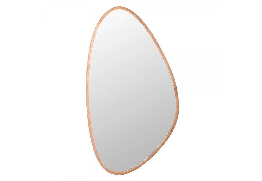 Moderní designové nástěnné zrcadlo Flaque ve tvaru zaobleného trojúhelníku s tenkým světlým rámem z dubového dřeva s ozdobným drážkováním