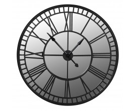 Designové kulaté nástěnné hodiny Long Island v industriálním stylu s černým kovovým rámem a římskými číslicemi na zrcadlovém ciferníku