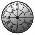 Designové kulaté nástěnné hodiny Long Island v industriálním stylu s černým kovovým rámem a římskými číslicemi na zrcadlovém ciferníku