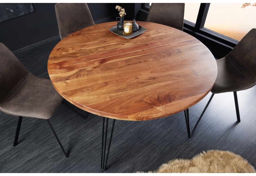 Masivní kulatý jídelní stůl Sunlight s vrchní deskou z akáciového dřeva v přírodní teplé hnědé barvě s matnými černými kovovými nožičkami v industriálním stylu