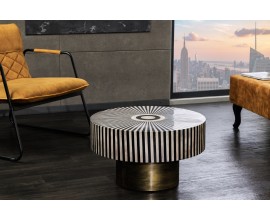 Kulatý konferenční stolek Hypnotique v art-deco stylu s ozdobnou vykládanou intarzií technikou bone inlay s motivem paprsků v černé a bílé barvě s tlustou zlatou nohou