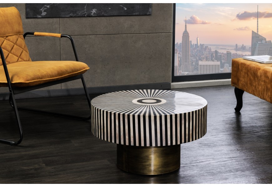 Kulatý konferenční stolek Hypnotique v art-deco stylu s ozdobnou vykládanou intarzií technikou bone inlay s motivem paprsků v černé a bílé barvě s tlustou zlatou nohou