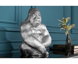 Koloniální dekorační soška sedící gorily Wilde z kovu ve stříbrné barvě