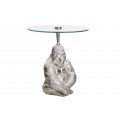 Kulatý příruční stolek Wilde v art-deco stylu s figurální podstavou sedící gorily ve stříbrné barvě a s vrchní deskou z transparentního bezpečnostního skla