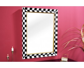 Nastěnné zrcadlo v obdélníkovém tvaru se šachovnicovým černo bílým designem Aliem z borovicového masivu v glamour stylu se zlatým detailem