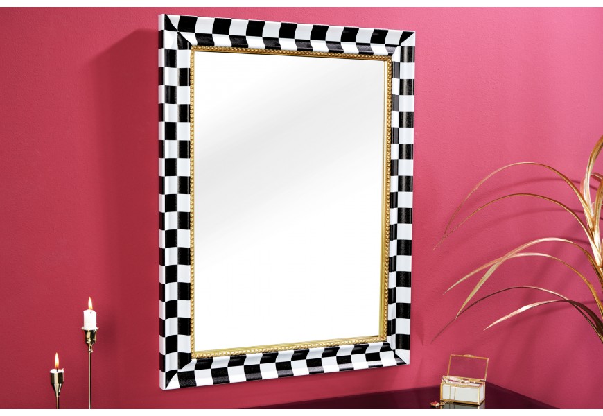Nastěnné zrcadlo v obdélníkovém tvaru se šachovnicovým černo bílým designem Aliem z borovicového masivu v glamour stylu se zlatým detailem