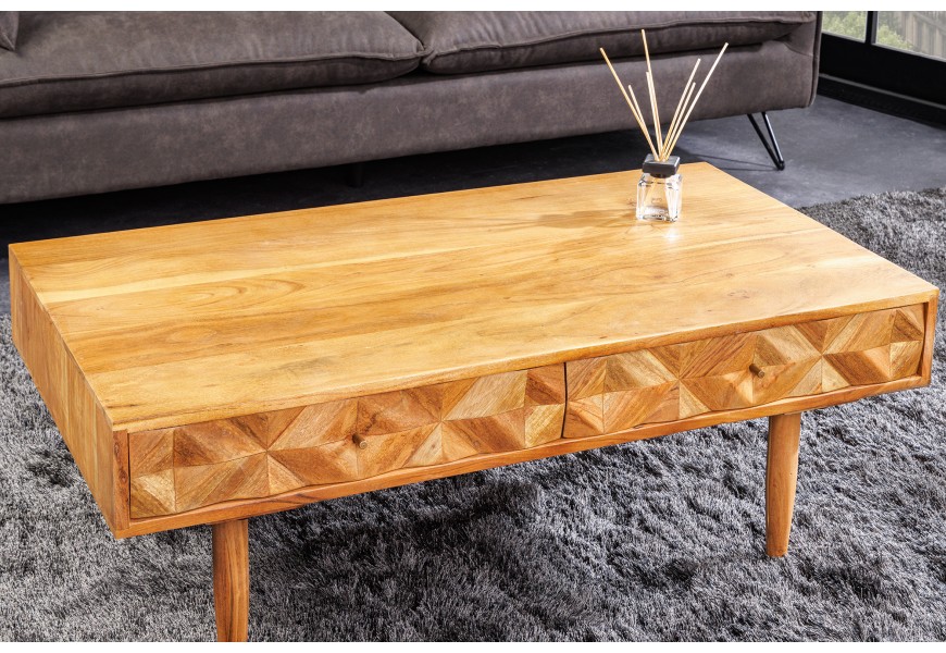 Retro konferenční stolek z masivního akáciového dřeva v medovém zabarvení se dvěma zásuvkami s vyřezávanými ornamenty na čtyřech nožičkách