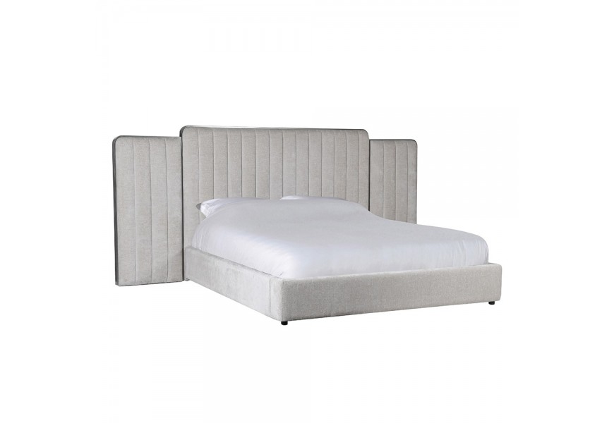 Luxusní moderní manželská postel Nubilia s masivním čalouněným čelem s dekorativním lineárním prošíváním oblačná šedá 180 cm
