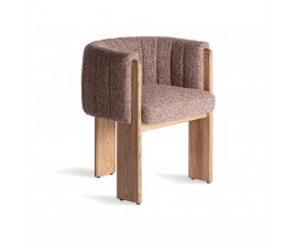 Luxusní moderní jídelní židle Navagio s polobloukovou opěrkou s hnědým prošívaným čalouněním a potahem z buklé se třemi nožičkami u dubového dřeva