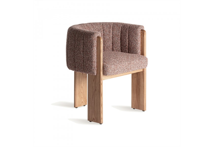 Luxusní moderní jídelní židle Navagio s polobloukovou opěrkou s hnědým prošívaným čalouněním a potahem z buklé se třemi nožičkami u dubového dřeva
