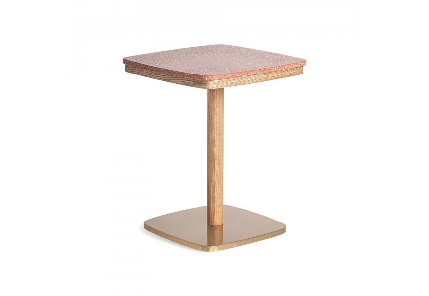 Art-deco čtvercový barový stůl s terrazzo povrchovou deskou v cihlové barvě a podstavou ze světle hnědého dubového masivu se zlatou kovovou podstavou
