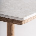 Luxusní příruční stolek Barris v art deco stylu s podstavou ze dřeva a kovu v hnědé a zlaté barvě as deskou z terrazzo materiálu v šedé barvě
