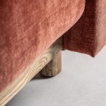 Luxusní čalouněné křeslo Lenny v art deco stylu s prošíváním na vnitřní straně opěrek v cihlové červené barvě as dřevěnými nožičkami v hnědé barvě