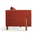 Luxusní čalouněná čtyřmístná sedačka Lenny v art deco stylu s prošíváním na vnitřní straně opěrek v cihlové červené barvě as dřevěnými nožičkami v hnědé barvě