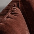 Luxusní čalouněná čtyřmístná sedačka Lenny s prošíváním na vnitřní straně opěrek v cihlové červené barvě v art deco stylu s dřevěnými nožičkami v hnědé barvě