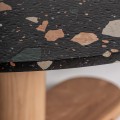 Kulatá vrchní deska jídelního stolu Budhir v kamenném provedení zaručí jedinečný design a odolnost