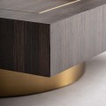 Luxusní konferenční stolek v art deco stylu se zlatou válcovou kovovou nohou a z masivního dřeva v hnědé barvě čtvercového tvaru v glamour nádechu s prohlubní