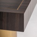 Designový art deco příruční stolek čtvercového tvaru z masivního dřeva v hnědé barvě a se zlatou válcovou podstavou z kovu s glamour nádechem