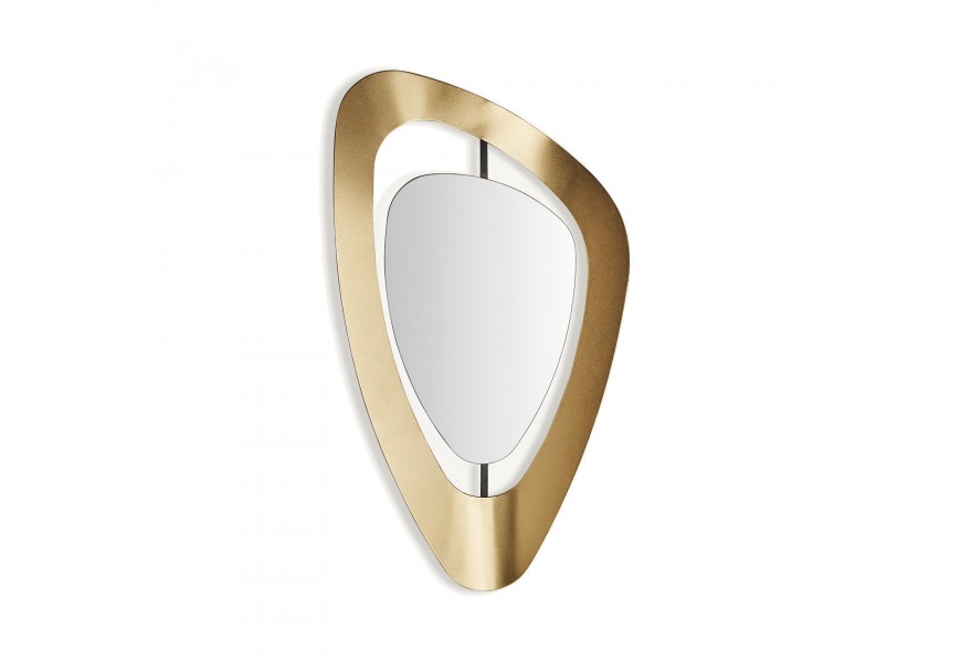 Luxusní glamour nástěnné zrcadlo Tres Esquinas s trojúhelníkovým zlatým rámem se zaoblenými rohy spojeným s asymetrickou zrcadlovou plochou tmavou kovovou spojnicí