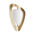 Luxusní glamour nástěnné zrcadlo Tres Esquinas s trojúhelníkovým zlatým rámem se zaoblenými rohy spojeným s asymetrickou zrcadlovou plochou tmavou kovovou spojnicí