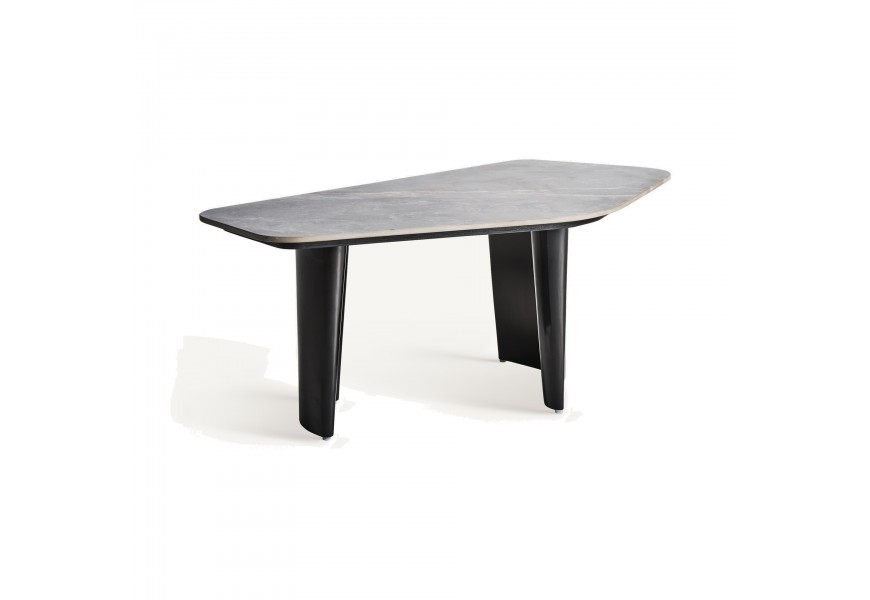 Luxusní moderní asymetrický konferenční stolek s pětiúhelníkovou mramorovou vrchní deskou v šedé barvě a se dvěma černými kovovými nohami se zvlněným designem
