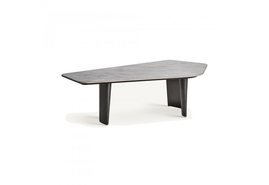 Luxusní art deco konferenční stolek Niebla s asymetrickou vrchní deskou z mramoru v šedé barvě a černými kovovými nohami se zvlněným designem