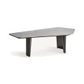 Luxusní art deco konferenční stolek Niebla s asymetrickou vrchní deskou z mramoru v šedé barvě a černými kovovými nohami se zvlněným designem