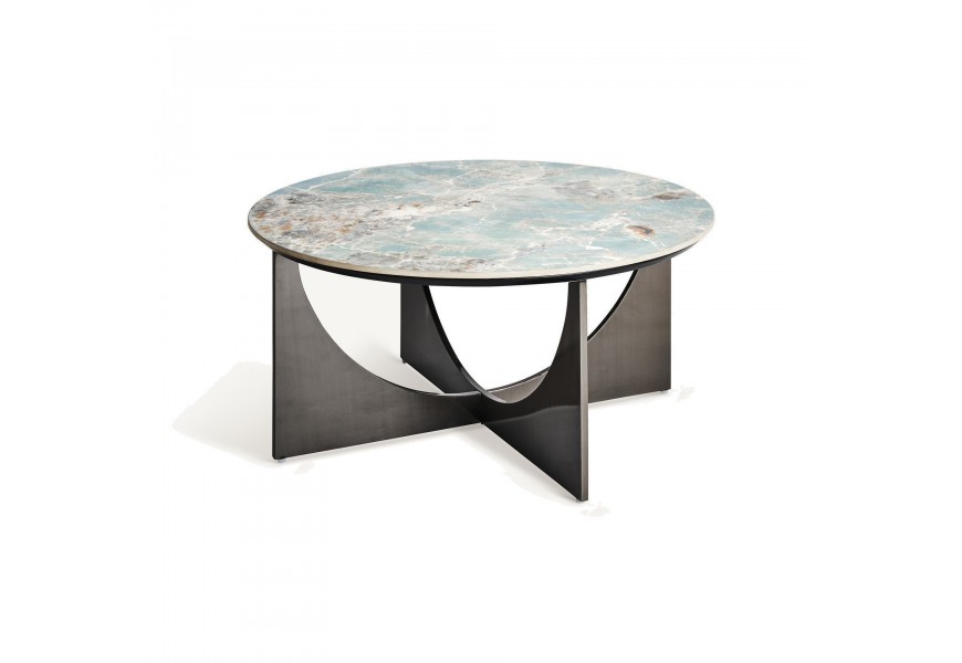 Luxusní designový konferenční stolek Costa Brava s kulatou vrchní deskou z modrého syntetického mramoru a překříženými černými kovovými nožičkami s půlkruhovým výřezem
