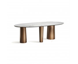 Luxusní oválný jídelní stůl Marinna v art deco stylu s asymetrickými zlatýma nohama a bílou mramorovou deskou 240 cm