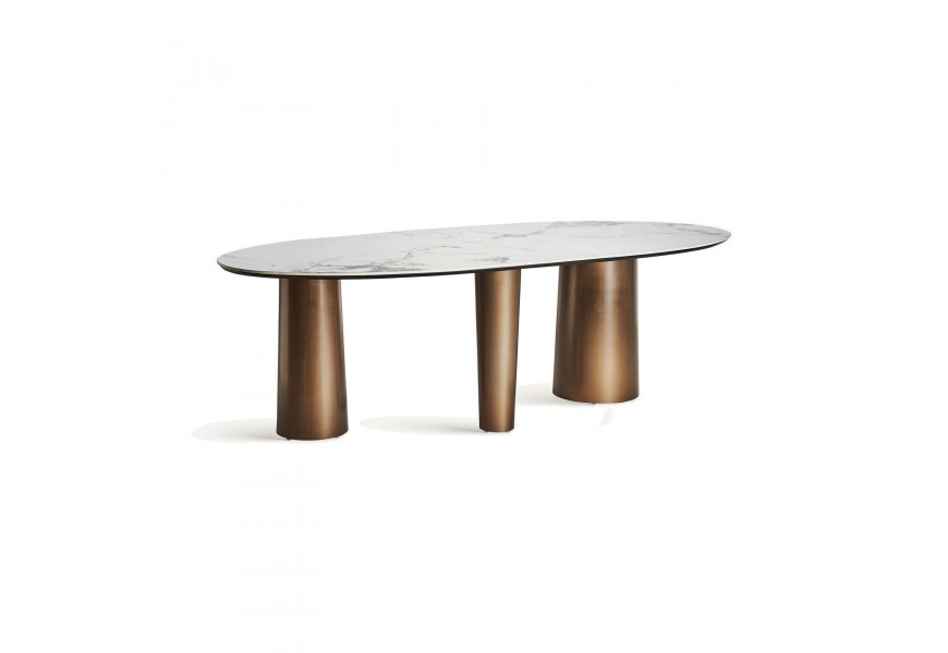 Luxusní glamour jídelní stůl s oválnou vrchní deskou Marinna z bílého mramoru a třemi tlustými atypickými kovovými nohami ve zlaté barvě