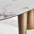 Luxusní oválný jídelní stůl Marinna v art deco stylu s asymetrickými zlatýma nohama a bílou mramorovou deskou 240 cm