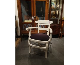 Provensálská luxusní židle Nuevas Formas v bílé barvě s loketními opěrkami a fialovým čalouněním 86cm