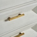 Luxusní art deco komoda Encantada s geometricky vyřezávanými zásuvkami s úchyty a nožičkami ve zlaté barvě bílá 122 cm
