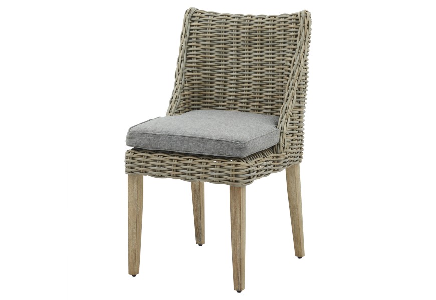 Luxusní ratanová jídelní židle s dřevěnými hnědými nožičkami v béžové barvě s šedým podsedákem