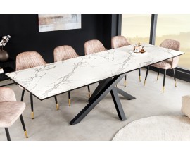 Rozkládací obdélníkový jídelní stůl Ceramia s bílou deskou s designem mramoru as černýma zkříženýma nohama 180 cm