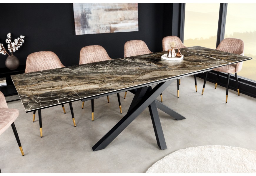 Luxusní obdélníkový rozkládací jídelní stůl Ceramia s černě hnědou keramickou deskou s mramorovým designem as bezpečnostním sklem na překřížených černých kovových nohách