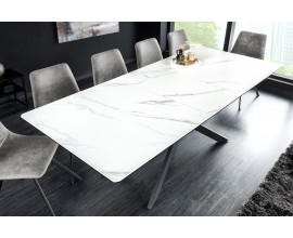 Industriální obdélníkový rozkládací jídelní stůl Tramontana s černými zkříženými nožičkami bílou mramorovou deskou 160 cm