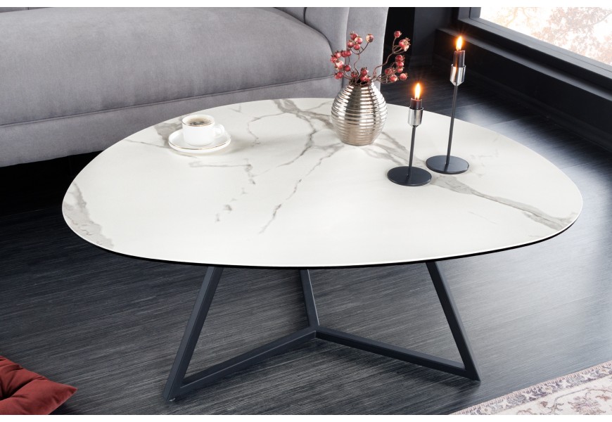 Moderní trojúhelníkový konferenční stolek Ceramia se zaoblenými hranami a rohy s bílou keramickou vrchní deskou s mramorovým vzorem v art deco stylu s bezpečnostním sklem a třemi černými kovovými nožičkami propojenými podstavou