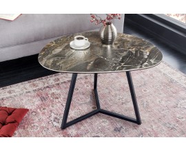 Moderní trojúhelníkový konferenční stolek Ceramia se zaoblenými rohy s keramickou vrchní deskou s mramorovým designem a bezpečnostním sklem se třemi černými kovovými nožičkami propojenými podstavou