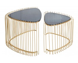 Glamour set zasouvatelných trojúhelníkových konferenčních stolků Esme s vrchní deskou z černého bezpečnostního skla a kovovou podstavou ve zlaté barvě ve vertikálním klečním designem na dvou stranách