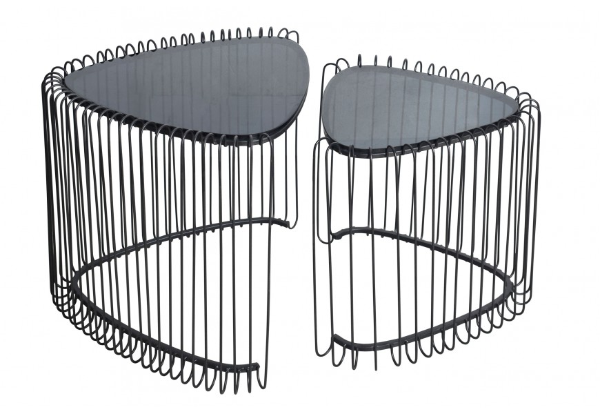 Set trojúhelníkových konferenčních stolků Esme s podstavou v industriálním stylu z černých kovových tvarovaných kabelů a s vrchními deskami z černého skla