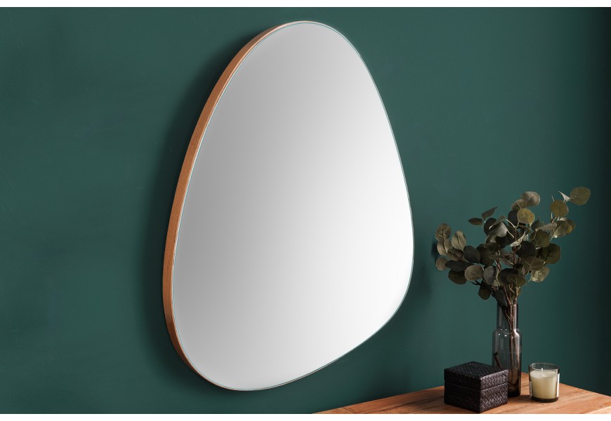 Moderní nástěnné zrcadlo Antonio trojúhelníkového tvaru se zaoblenými rohy a hranami s vyvýšenou zrcadlovou plochou a bočním rámem ze světlého hnědého dubového dřeva