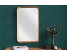 Moderní nástěnné zrcadlo Courbé obdélníkového tvaru s rámem ze světlého hnědého dubového dřeva s kresbou letokruhů se zaoblenými rohy