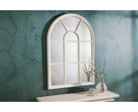 Vintage provance nástěnné zrcadlo Castillo s bílým rámem ve tvaru polobloukového tabulového okna se záměrně sešoupaným efektem nátěru bílé barvy