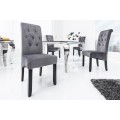 Moderní šedá sametová jídelní židle Nackenrolle s prošívaným vysokým opěradlem s knoflíky a černými nožička 108 cm