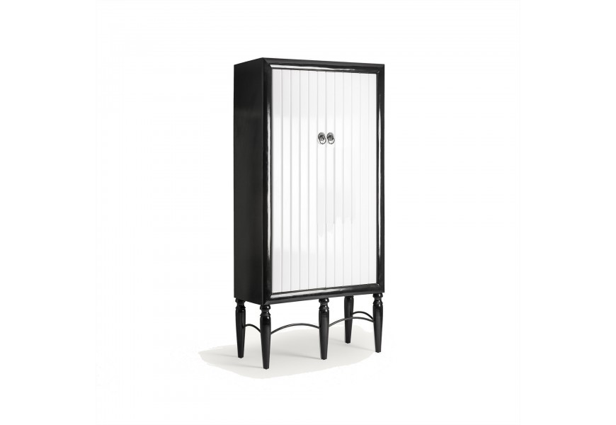Luxusní černá designová barová skříňka Gerrit s vyřezávanými nožičkami v glamour stylu s ornamentálně zdobenými kulatými kovovými úchyty as bílými dvířky s vertikálním reliéfním zdobením