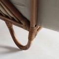 Luxusní zahradní ratanové křeslo Timor se světle hnědou konstrukcí s hrubým sedacím polštářem v bílé barvě 87 cm