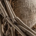 Luxusní etno zahradní křeslo Samalona z teakového dřeva s designem propletených větví světlá hnědá 80 cm