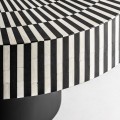 Luxusný art deco čierno biely okrúhly konferenčný stolík Caderina s ozdobnou intarziou s motívom lúčov 80 cm